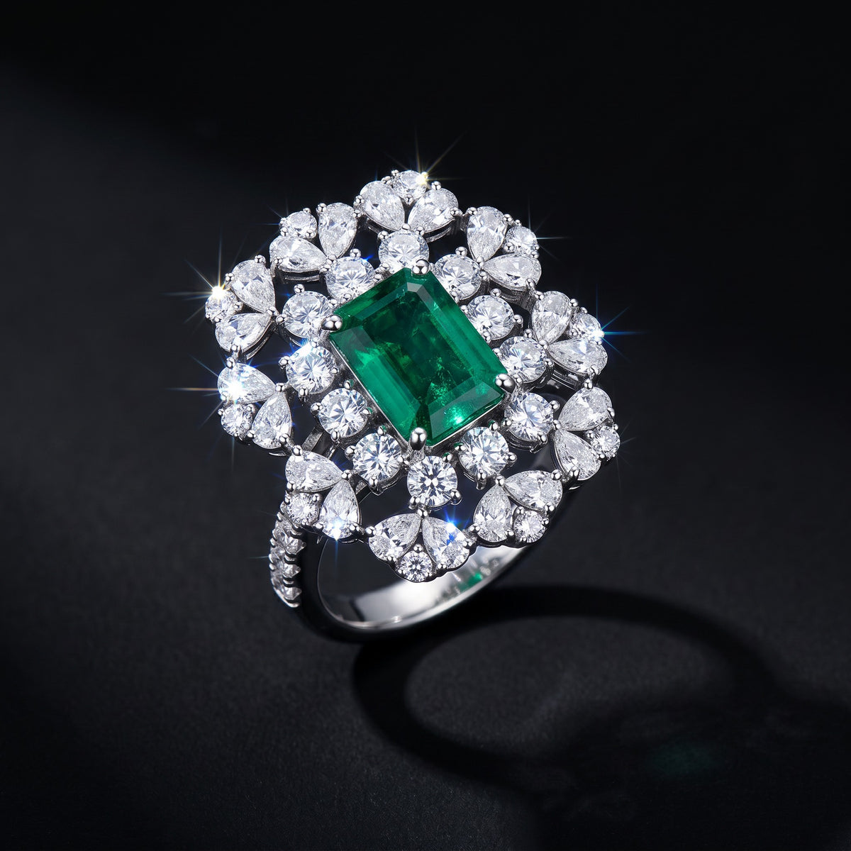 Emerald Halo Royale Ring